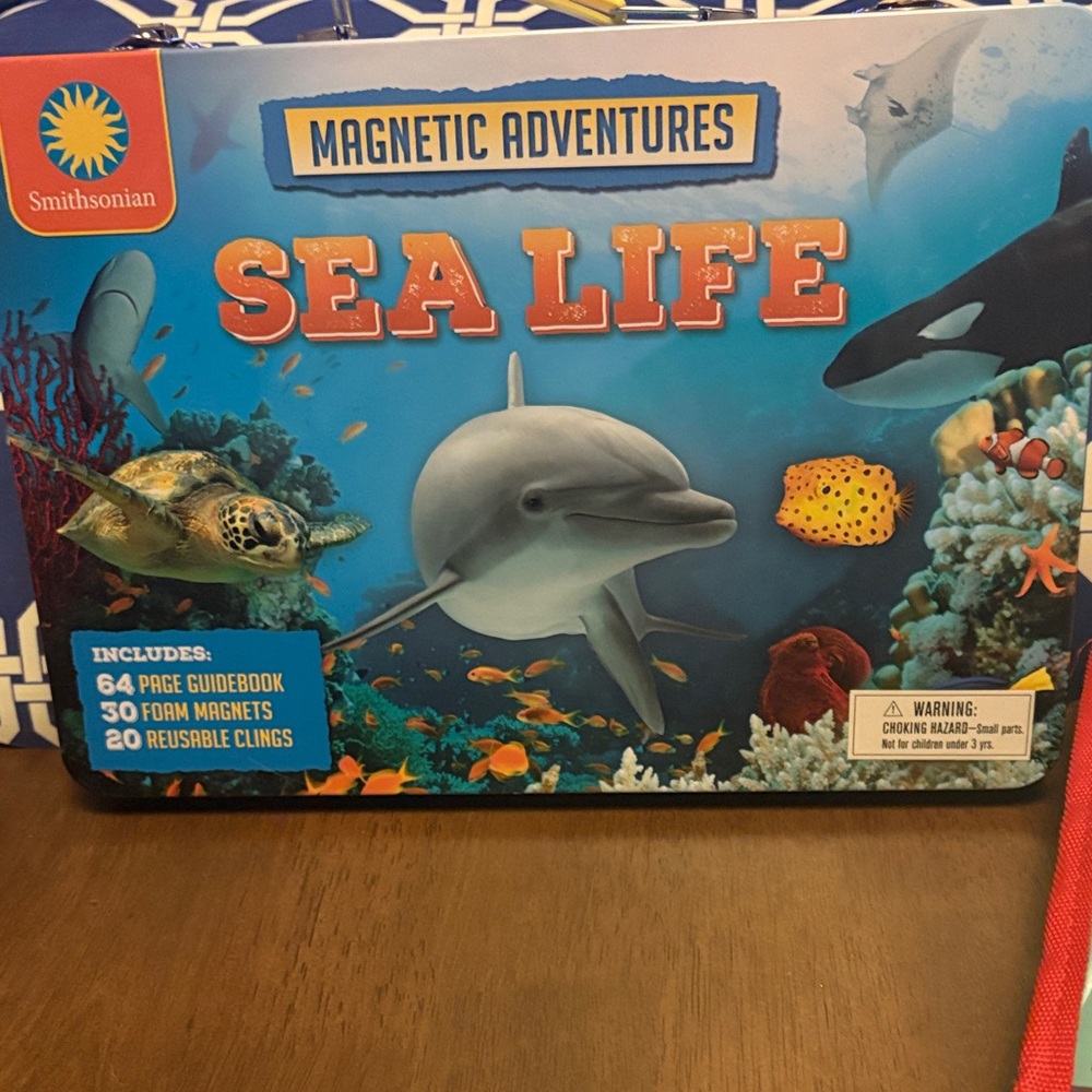 Sea Life magnetic set and book from Smithsonian carry case NEW